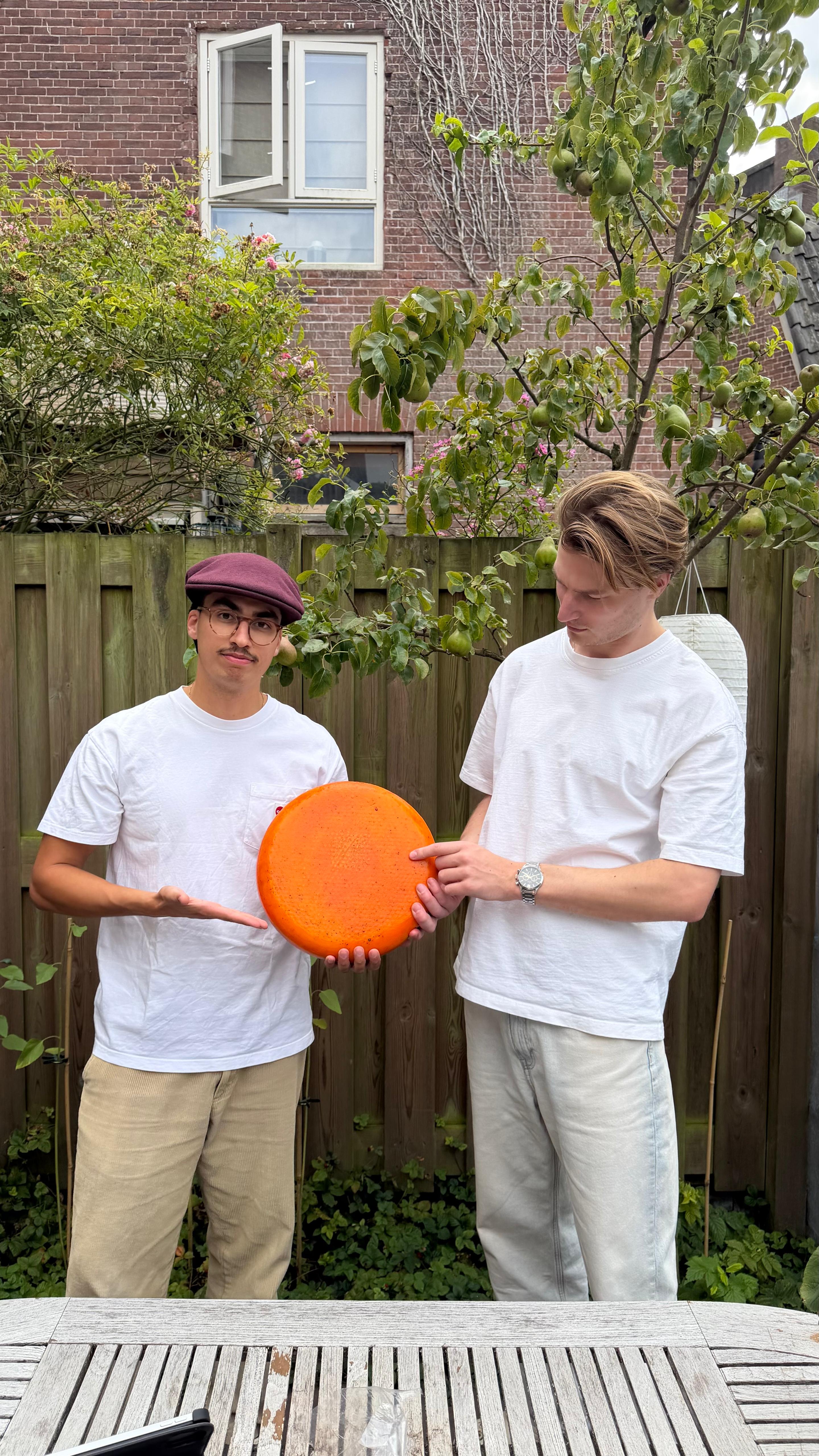Boaz en Sven met de Doruvael-kaas