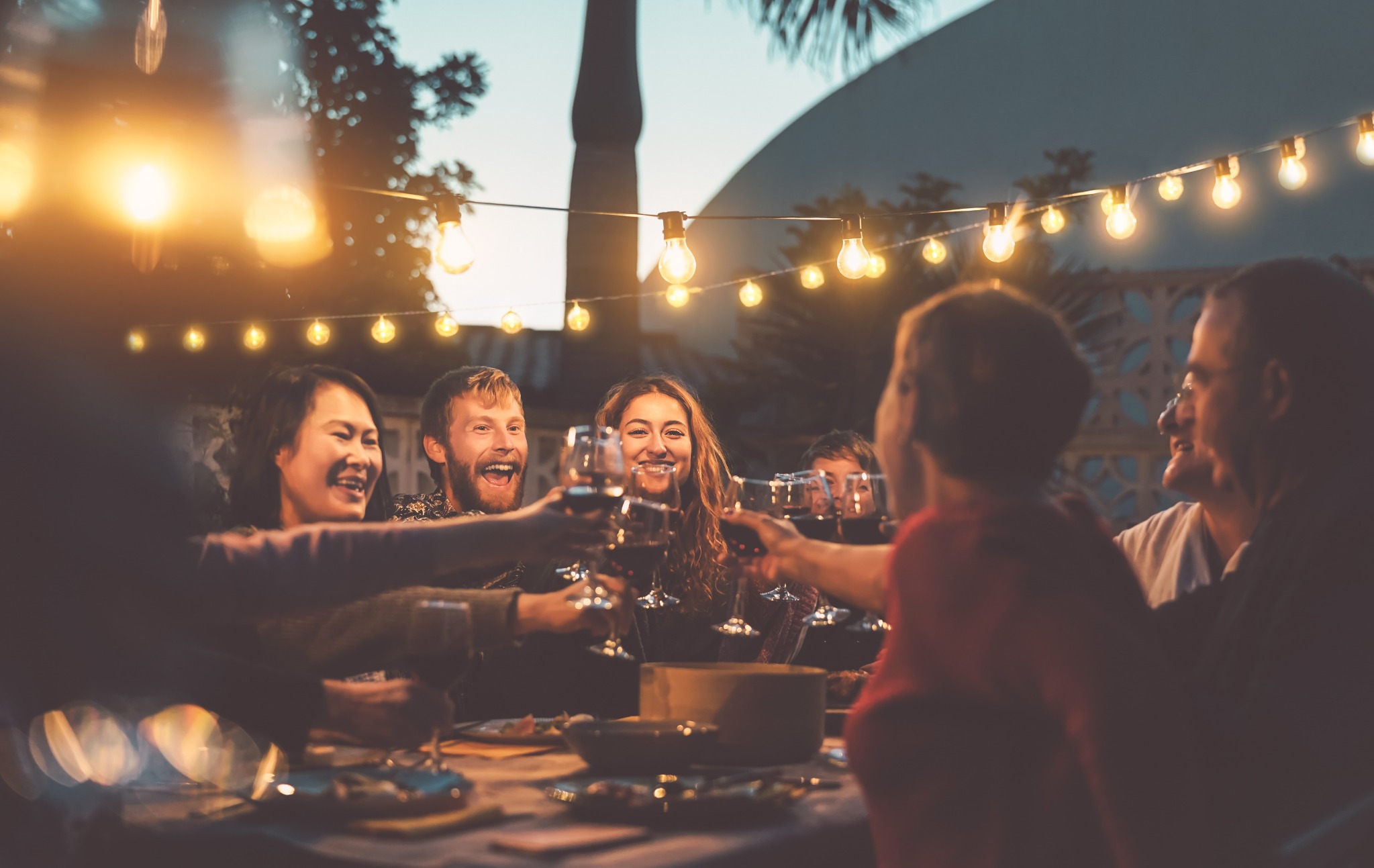 Samen proosten tijdens een gezellige borrel